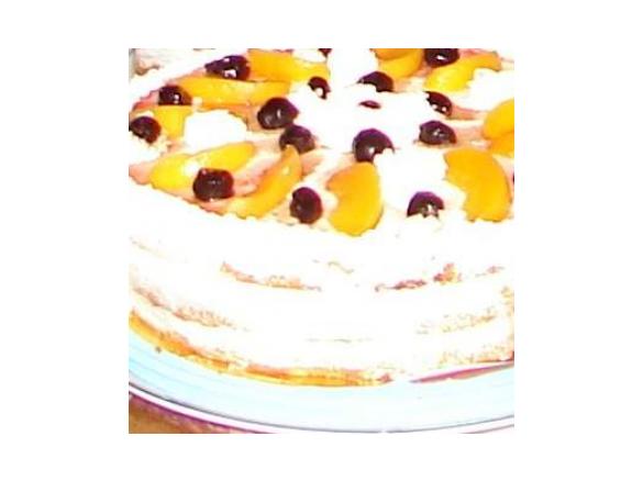 Tort z bitej śmietany z owocami