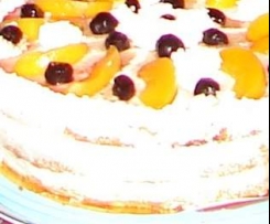 Tort z bitej śmietany z owocami