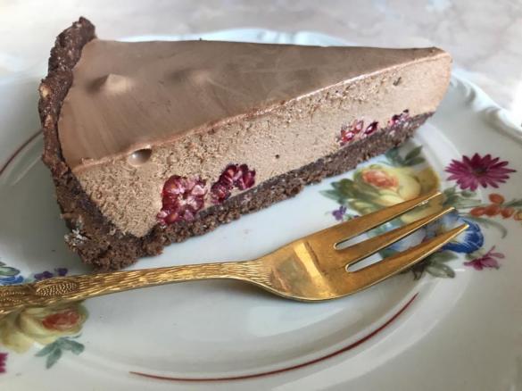 Czekoladowa tarta na zimno z malinami