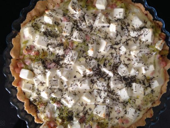 Tarta na słono z porem, szynką i fetą