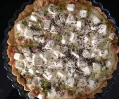 Tarta na słono z porem, szynką i fetą