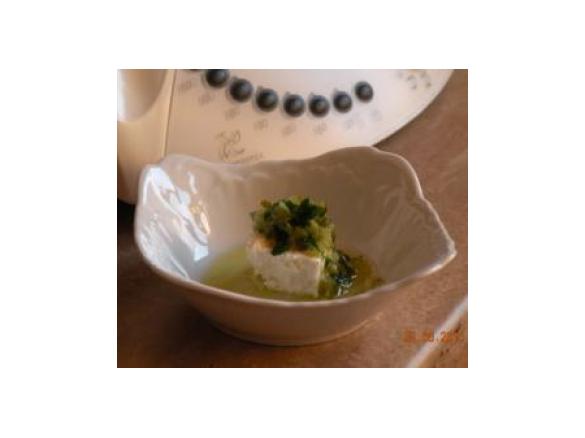 Ser biały pod zieloną kołderką