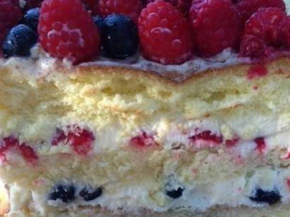 Tort Berry & White - z owocami leśnymi i musem z białej czekolady