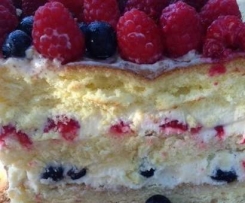 Tort Berry & White - z owocami leśnymi i musem z białej czekolady