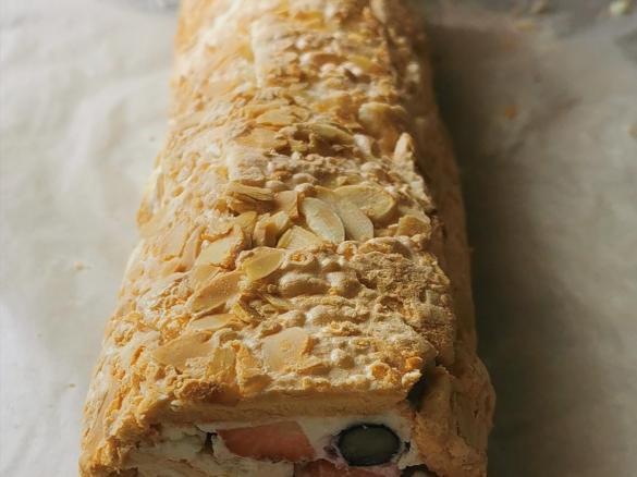 Rolada bezowa z serem mascarpone