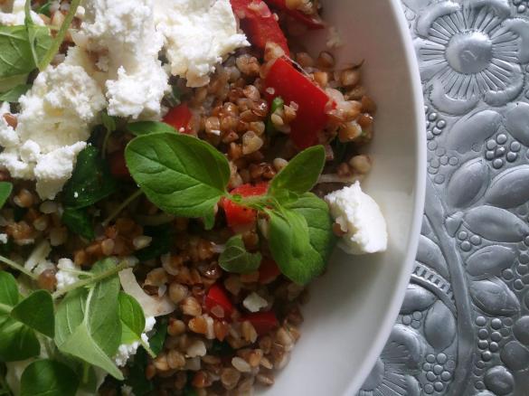 Kasza gryczana z warzywami i serem feta