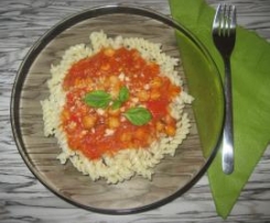 Makaron z ciecierzycą w sosie pomidorowo- paprykowym 
