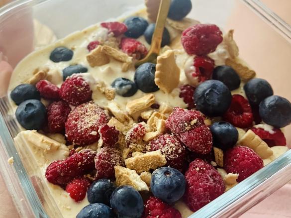 Owsianka z malinami i borówkami