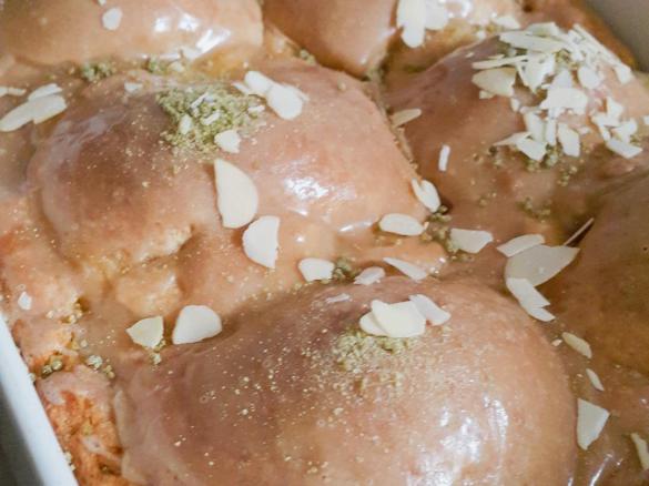 Połówki jabłek w cieście