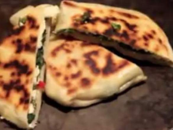 GOZLEME ZE SZPINAKIEM I MOZZARELLĄ