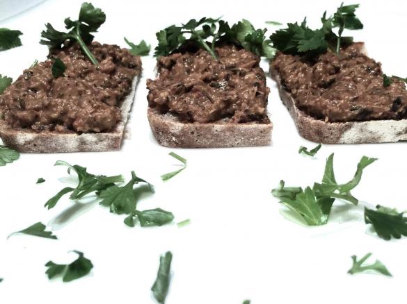 pasta z czarnej fasoli (wegańska)