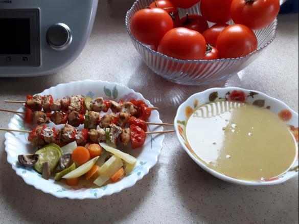 Szaszłyki z kurczaka z warzywami na parze oraz zupa z czerwonej soczewicy