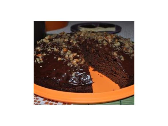 Ciasto kakaowe z polewą czekoladową i orzechami