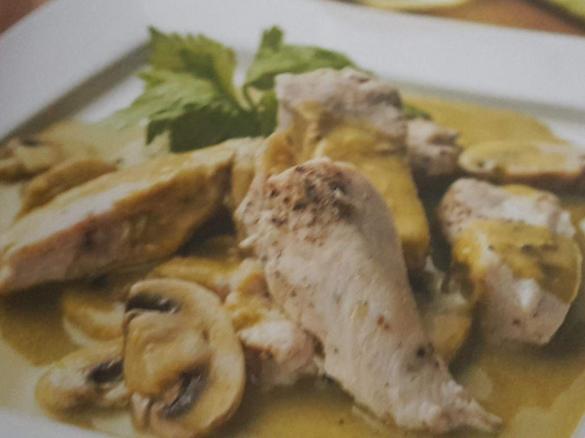 Filet z kurczaka w kremowym sosie warzywnym