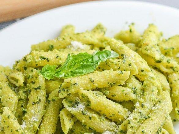 Penne z pesto bazyliowym i orzeszkami ziemnymi