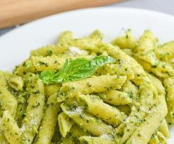 Penne z pesto bazyliowym i orzeszkami ziemnymi