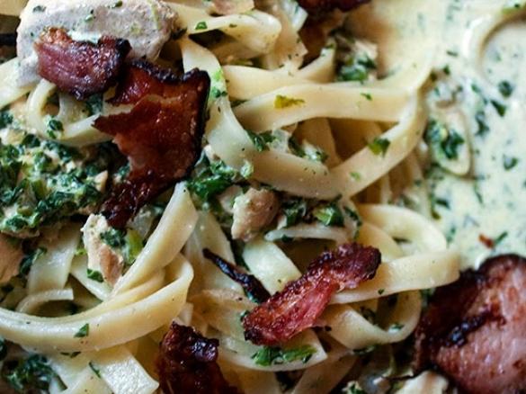 Tagliatelle ze szpinakiem i chipsami z kindziuka