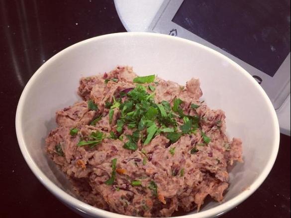 Pasta z czerwonej fasoli z suszonymi pomidorami