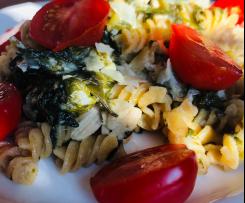 Makaron z kurczakiem w sosie szpinakowym