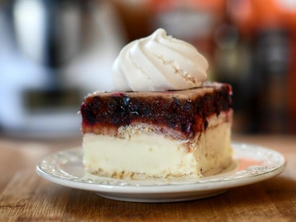 Sernik gotowany z musem z borówek