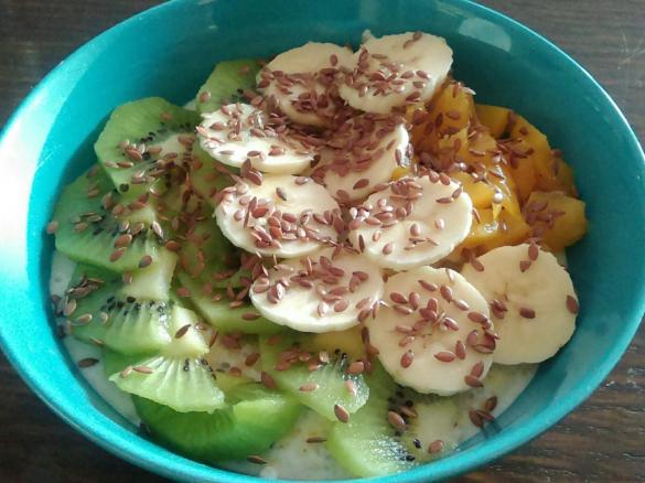 Owsianka z kaszą jaglaną i owocami