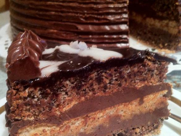 Tort urodzinowy z orzeszków ziemnych