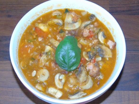 Leczo z pieczarkami, kiełbasą i cukinią