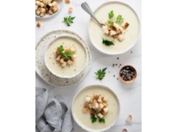 Krem z selera i jabłek z orzechami włoskimi