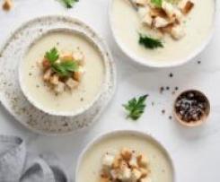 Krem z selera i jabłek z orzechami włoskimi