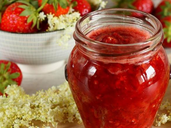 Dżem z truskawek i kwiatów czarnego bzu