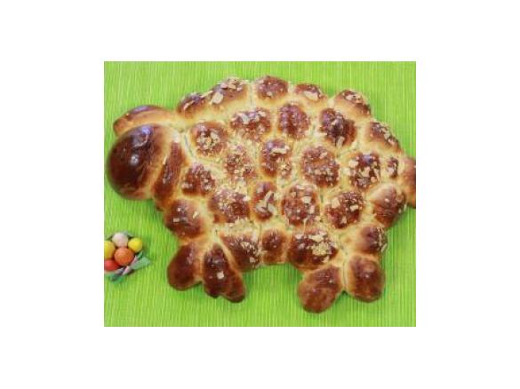 Baranek wielkanocny z ciasta drożdżowego 