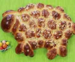 Baranek wielkanocny z ciasta drożdżowego 