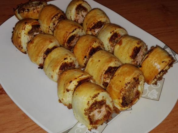 Łosoś w cieście francuskim z pesto z suszonych pomidorów