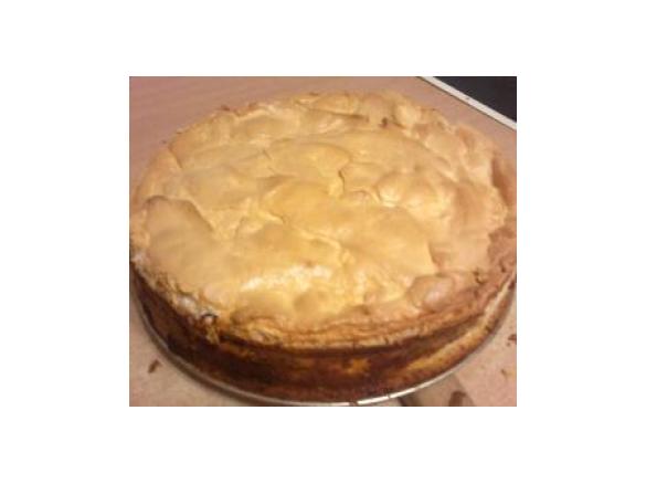 Sernik z brzoskwiniami pod puszystą "pierzynką