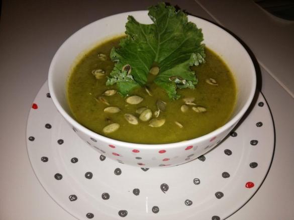 Krem z cukinii i awokado z jarmużem na parze