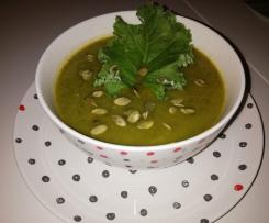 Krem z cukinii i awokado z jarmużem na parze