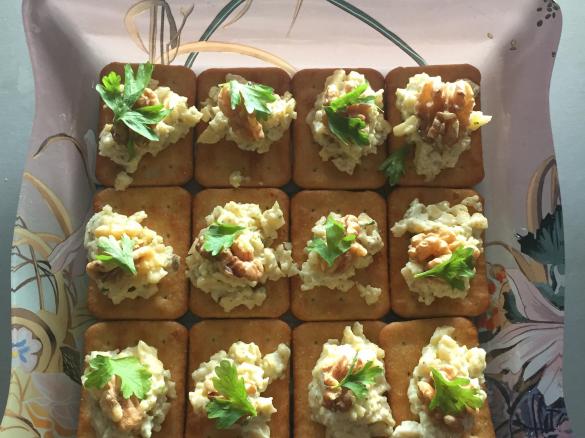 Pasta serowo czosnkowa z orzechem