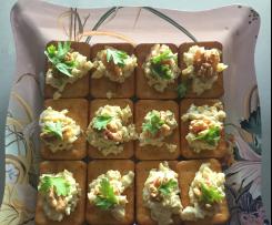 Pasta serowo czosnkowa z orzechem