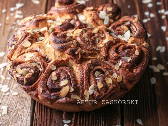 DROŻDŻOWY ZWIJANIEC Z POWIDŁAMI ŚLIWKOWYMI