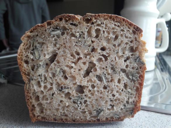 ŻYTNI CHLEB Z ZIARNAMI NA ZAKWASIE