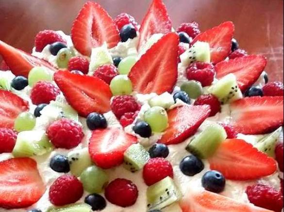 Tort Bezowy z owocami