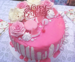 Tort różany z kremem śmietankowym (drip cake)