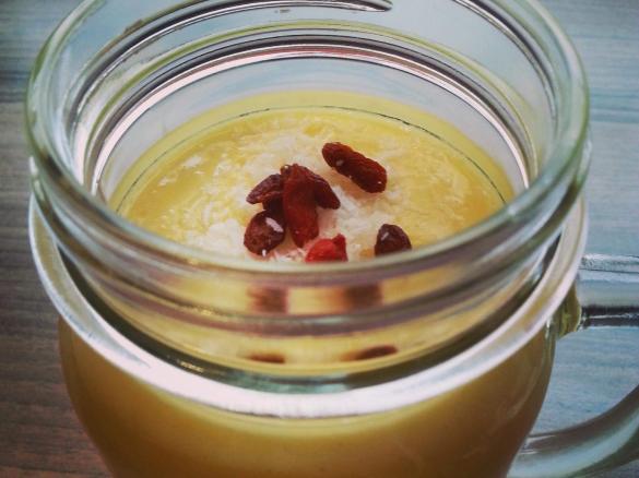 słońce w słoiku - smoothie ananas/mango/mleko kokosowe