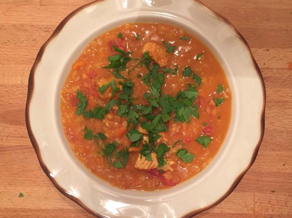 Zupa pomidorowa z kurczakiem i czerwoną soczewicą