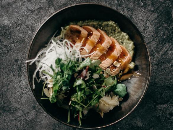 Spaghetti z cukinii z łososiem na parze, oliwkami i wegańskim sosem  serowym