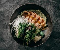 Spaghetti z cukinii z łososiem na parze, oliwkami i wegańskim sosem  serowym