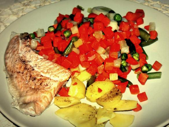 Łosoś z warzywami na parze