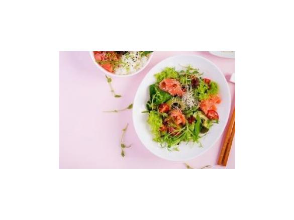 Sałatka z jajkami w koszulce, wędzonym łososiem i kaparami