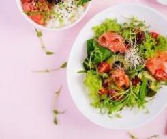 Sałatka z jajkami w koszulce, wędzonym łososiem i kaparami