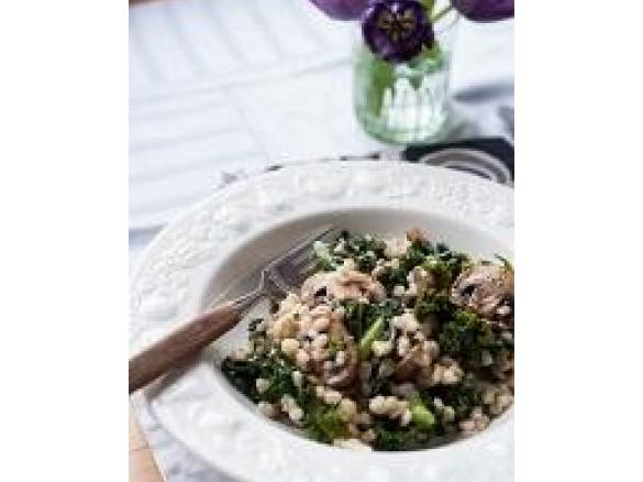 Gryczotto z jarmużem, porem i pieczarkami, surówka z kiszonej kapusty